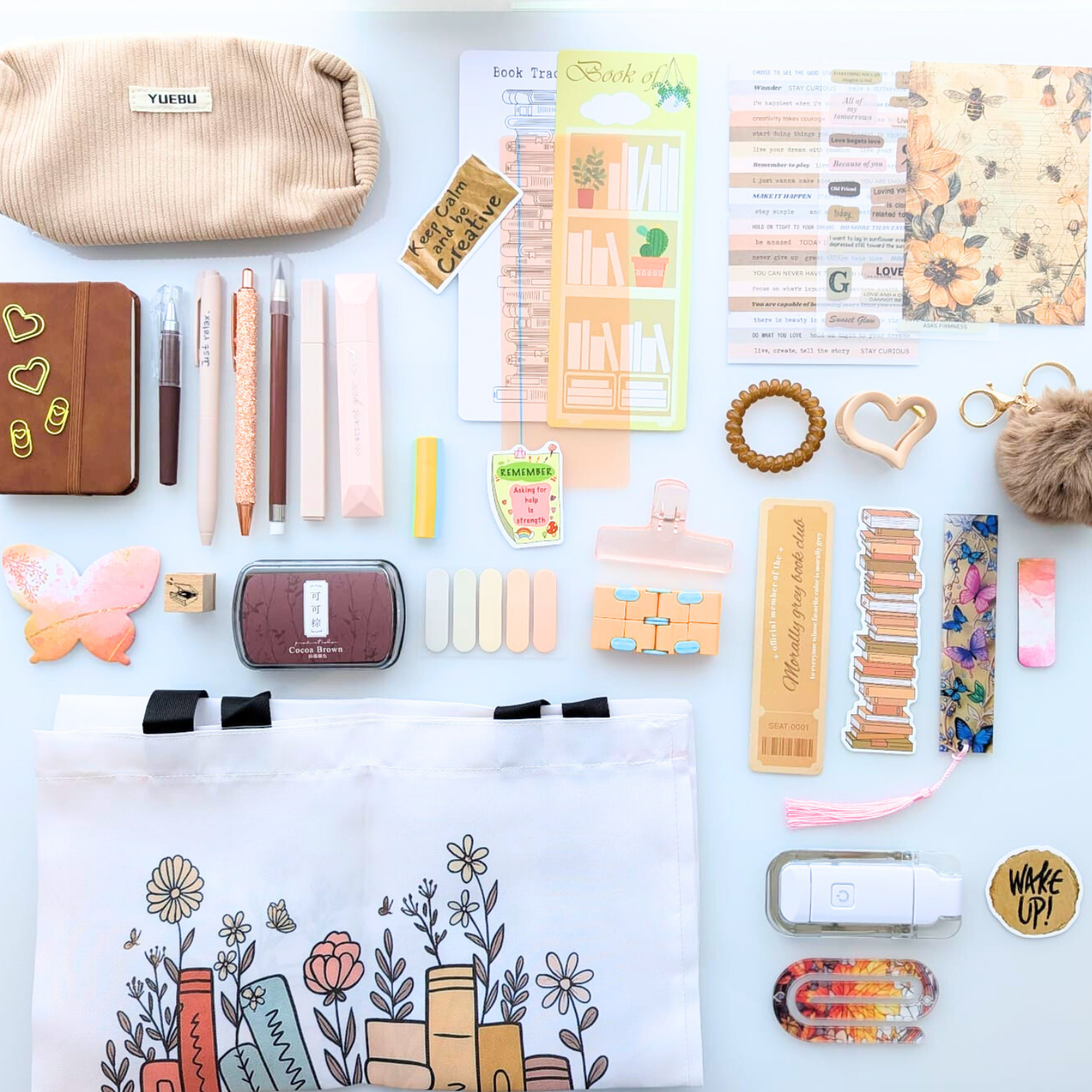 Box livresque, coffret marron crème beige, kit de lecture, trousse, stylos, tote bag, marque-pages, carnet, lampe de lecture, porte-clés, scrapbooking, stickers