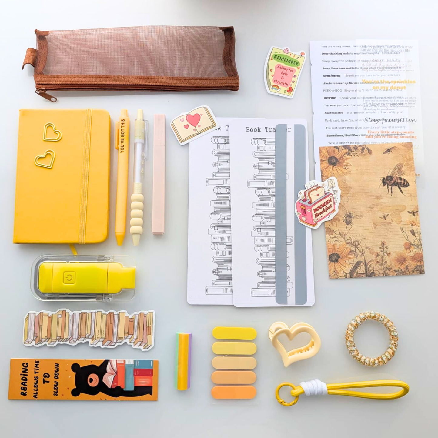 Box livresque, coffret jaune, kit de lecture, trousse, stylos, tote bag, marque-pages, carnet, lampe de lecture, porte-clés, scrapbooking, stickers
