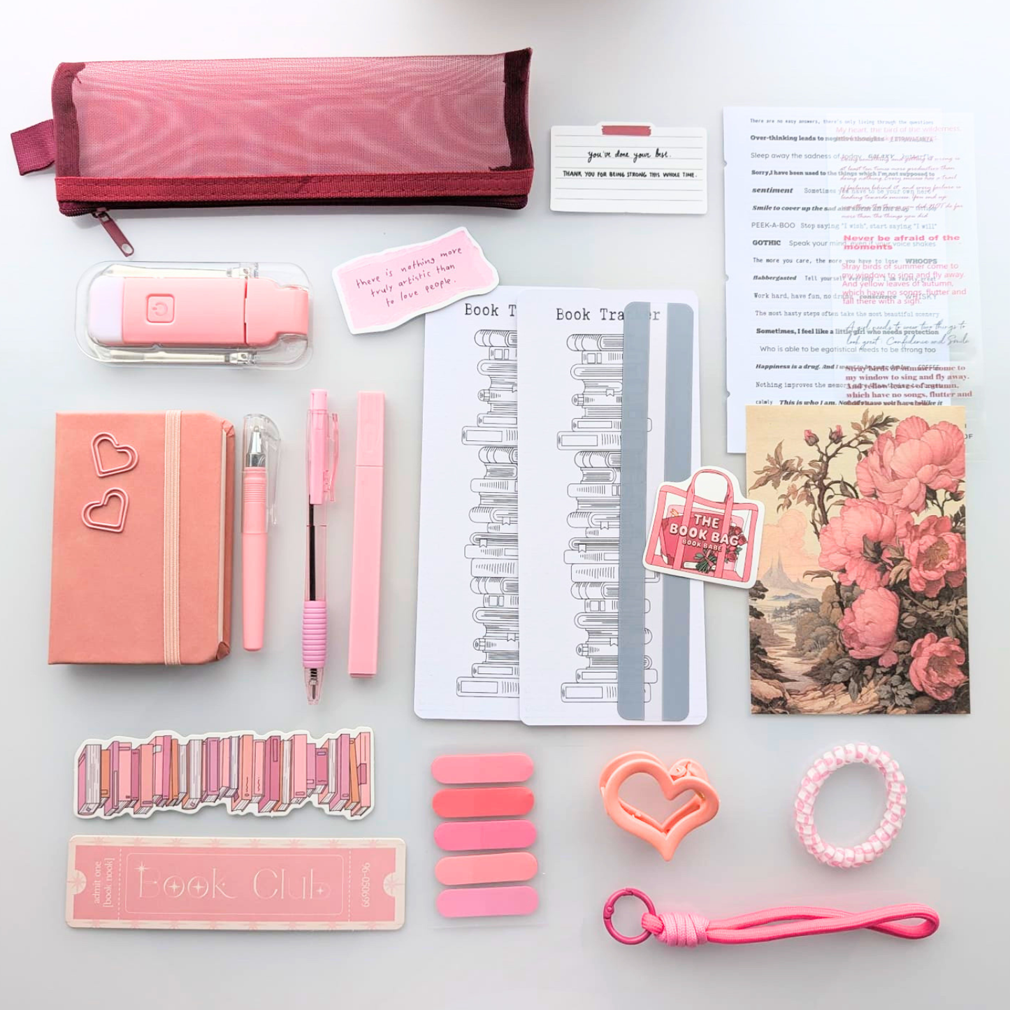 Box livresque, coffret rose, kit de lecture, trousse, stylos, marque-pages, carnet, lampe de lecture, porte-clés, scrapbooking, stickers