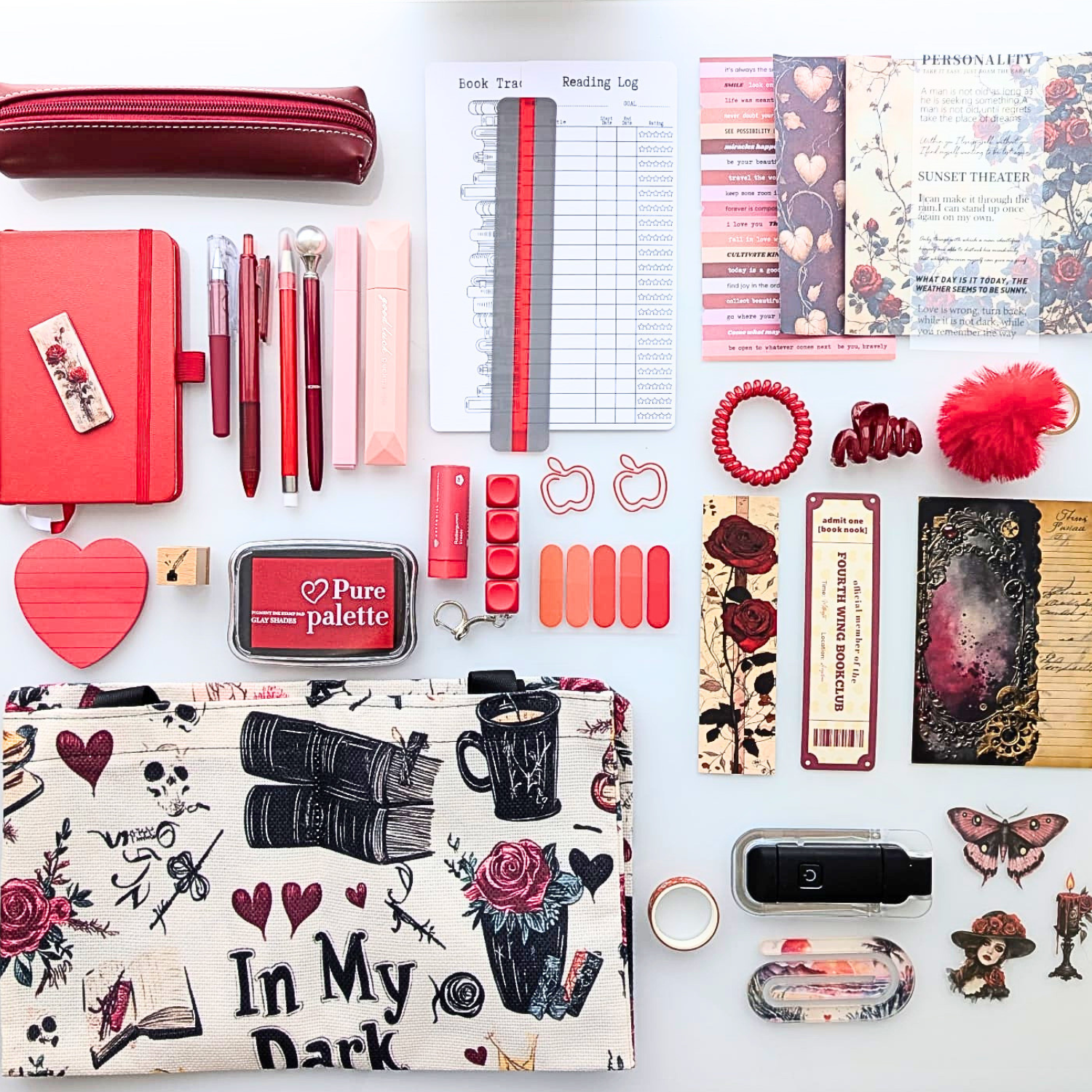 Box livresque, coffret dark romance rouge, kit de lecture, trousse, stylos, tote bag, marque-pages, carnet, lampe de lecture, porte-clés, scrapbooking, stickers