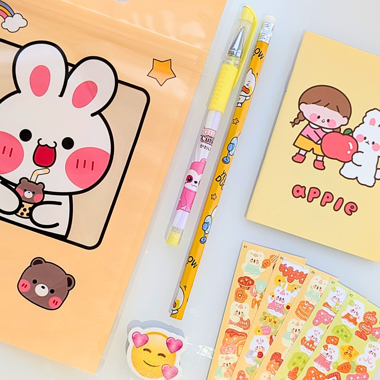 Pochette surprise kawaii jaune, carnet, stylo, crayoon, gomme