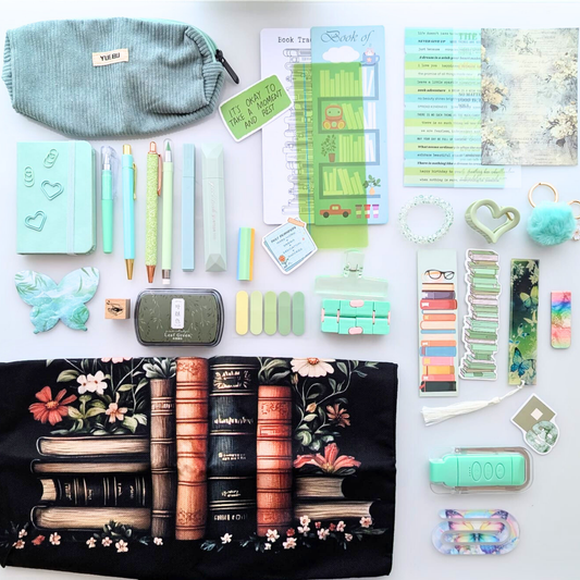 Box livresque, coffret vert, kit de lecture, trousse, stylos, tote bag, marque-pages, carnet, lampe de lecture, porte-clés, scrapbooking, stickers
