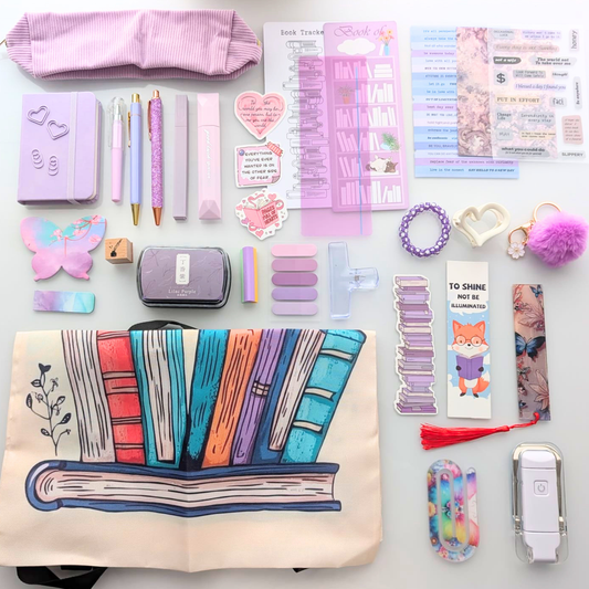 Box livresque, coffret violet, kit de lecture, trousse, stylos, tote bag, marque-pages, carnet, lampe de lecture, porte-clés, scrapbooking, stickers