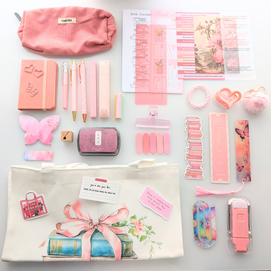 Box livresque, coffret rose, kit de lecture, trousse, stylos, tote bag, marque-pages, carnet, lampe de lecture, porte-clés, scrapbooking, stickers