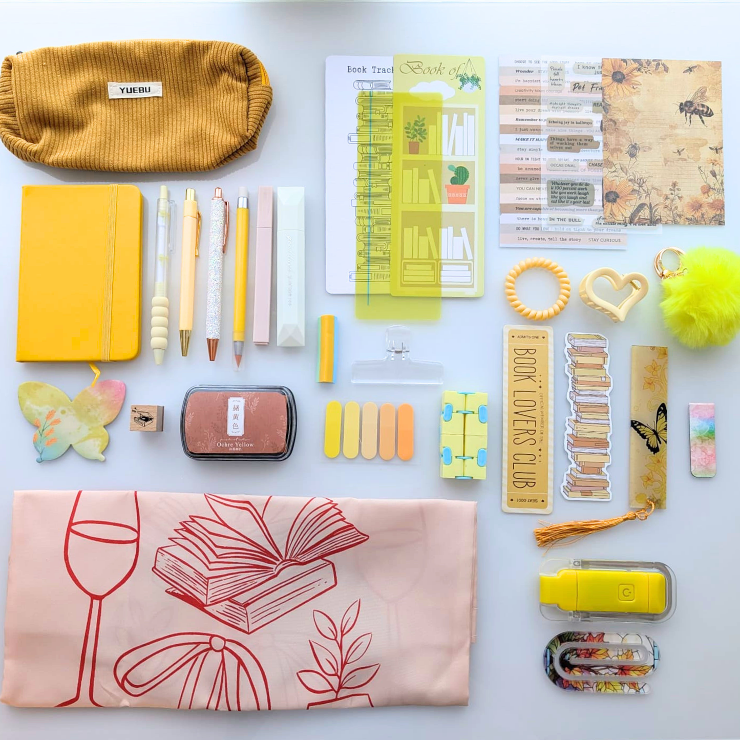 Box livresque, coffret jaune, kit de lecture, trousse, stylos, tote bag, marque-pages, carnet, lampe de lecture, porte-clés, scrapbooking, stickers