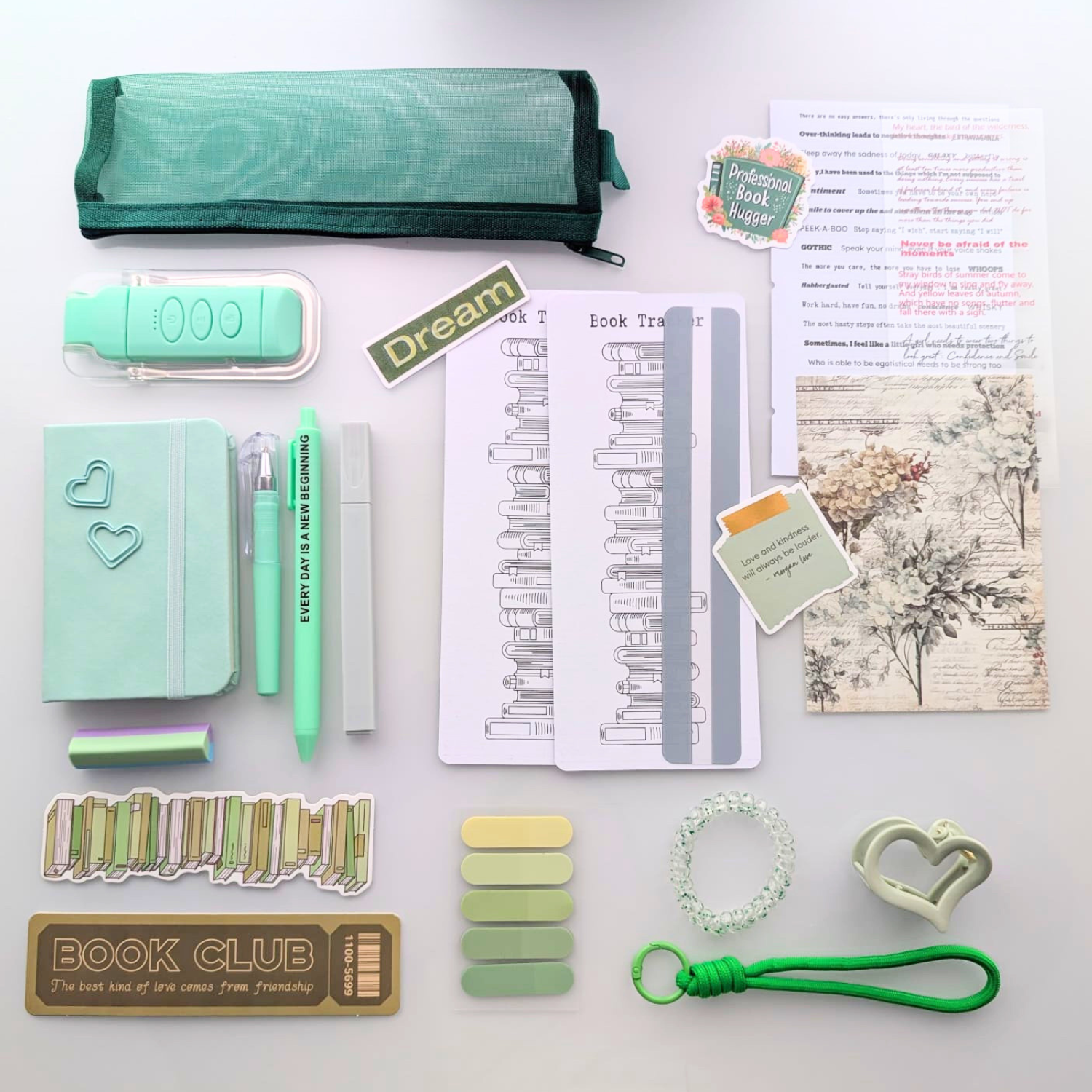 Box livresque, coffret vert, kit de lecture, trousse, stylos, marque-pages, carnet, lampe de lecture, porte-clés, scrapbooking, stickers