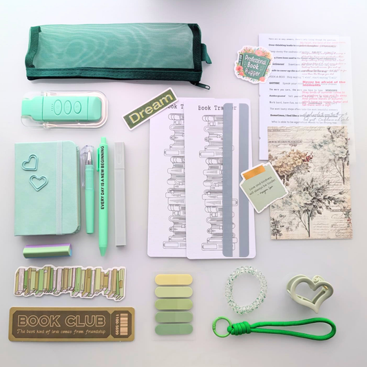 Box livresque, coffret vert, kit de lecture, trousse, stylos, marque-pages, carnet, lampe de lecture, porte-clés, scrapbooking, stickers