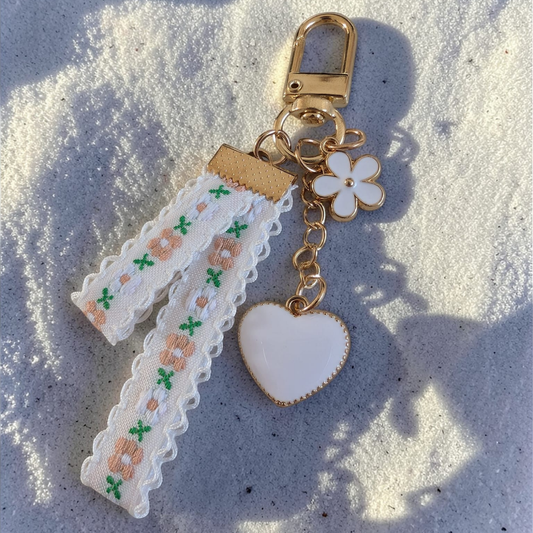 Porte-clés fleuri coeur blanc