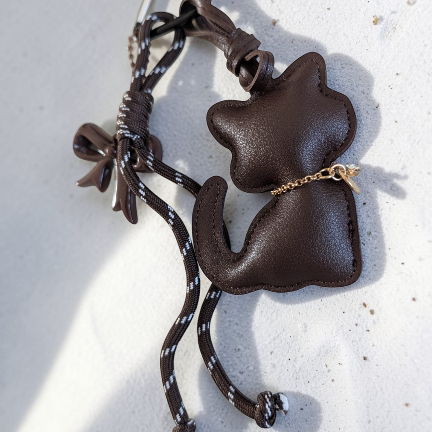 Porte-clés chat marron foncé